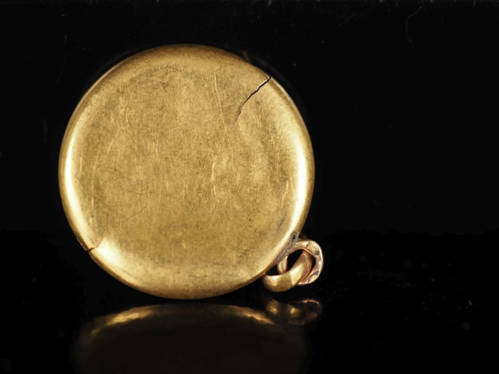 Pendentif circulaire en or jaune 750, à décor de rinceaux et branchage