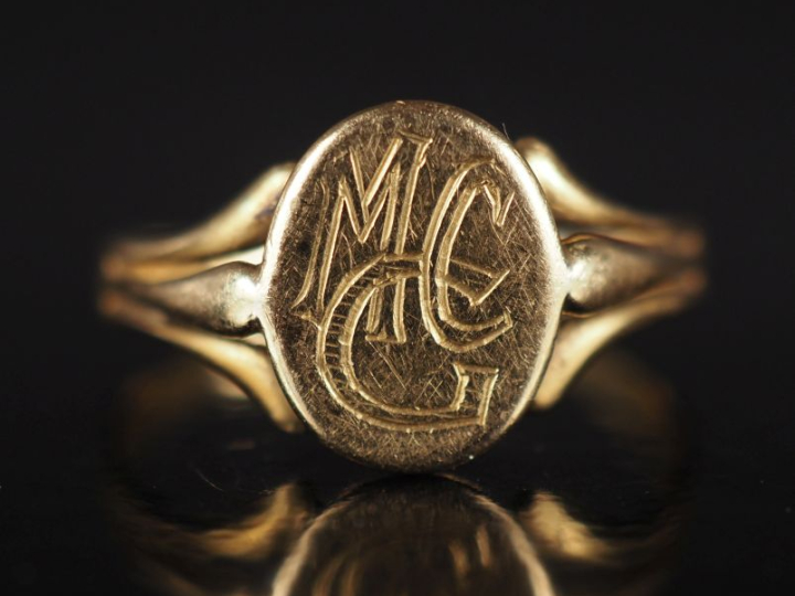 Bague en or jaune 750, ornée en son centre d'un médaillon monogrammé. 