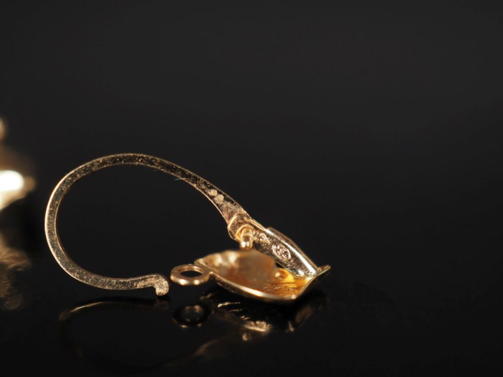 Paire de perces oreilles en or jaune 750, à décor de cheval. H. 1,5 cm
