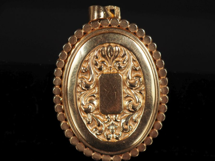 Pendentif porte-photo de forme ovale en or jaune 750, à décor de rince