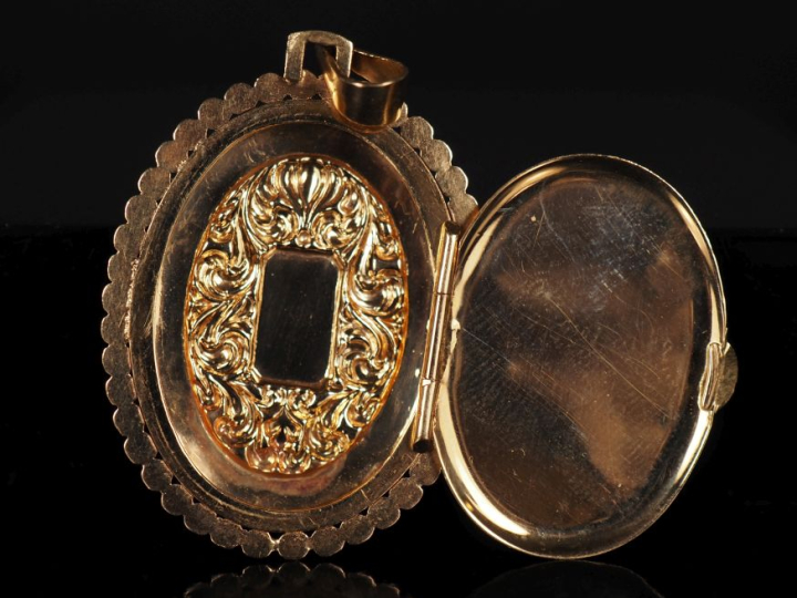 Pendentif porte-photo de forme ovale en or jaune 750, à décor de rince