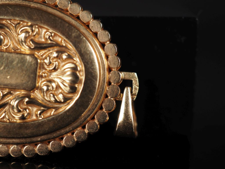 Pendentif porte-photo de forme ovale en or jaune 750, à décor de rince