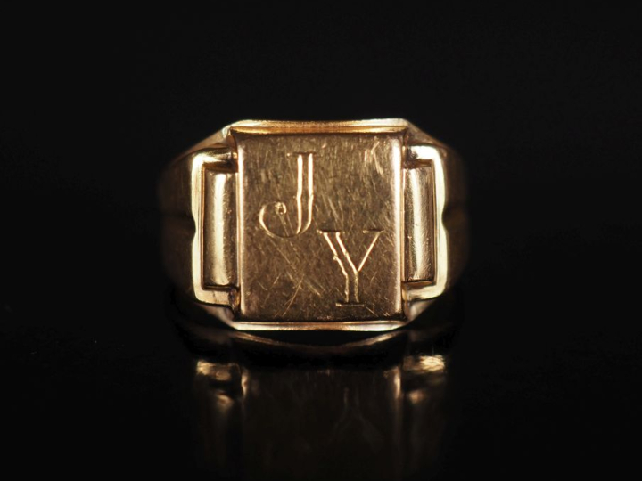 Bague de forme chevalière en or jaune 750, à décor de monogramme gravé
