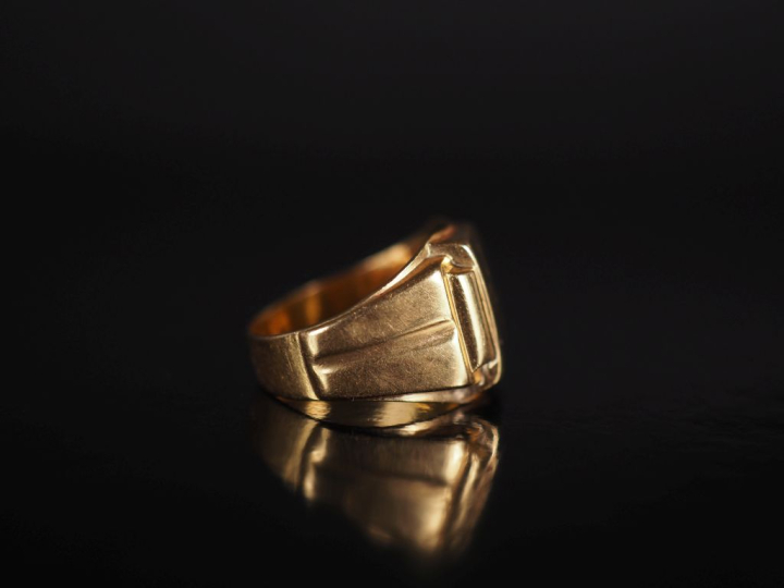 Bague de forme chevalière en or jaune 750, à décor de monogramme gravé