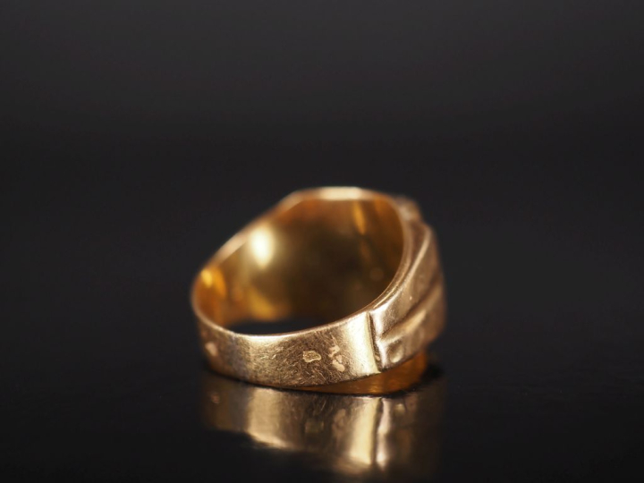 Bague de forme chevalière en or jaune 750, à décor de monogramme gravé