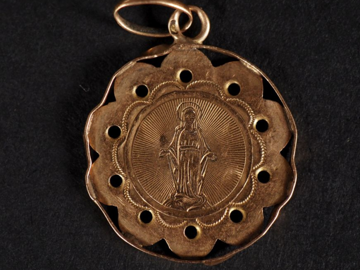 Jolie médaille religieuse en or jaune 750, figurant la Sainte Vierge e