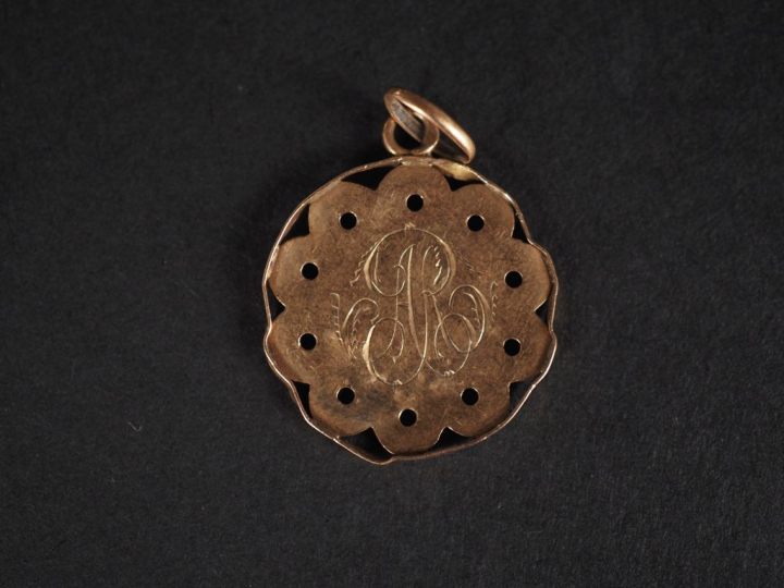 Jolie médaille religieuse en or jaune 750, figurant la Sainte Vierge e