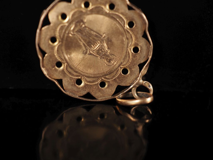 Jolie médaille religieuse en or jaune 750, figurant la Sainte Vierge e