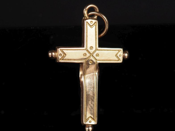 Pendentif en forme de croix en or jaune 750, à décor gravé.  2,6 x 1,8