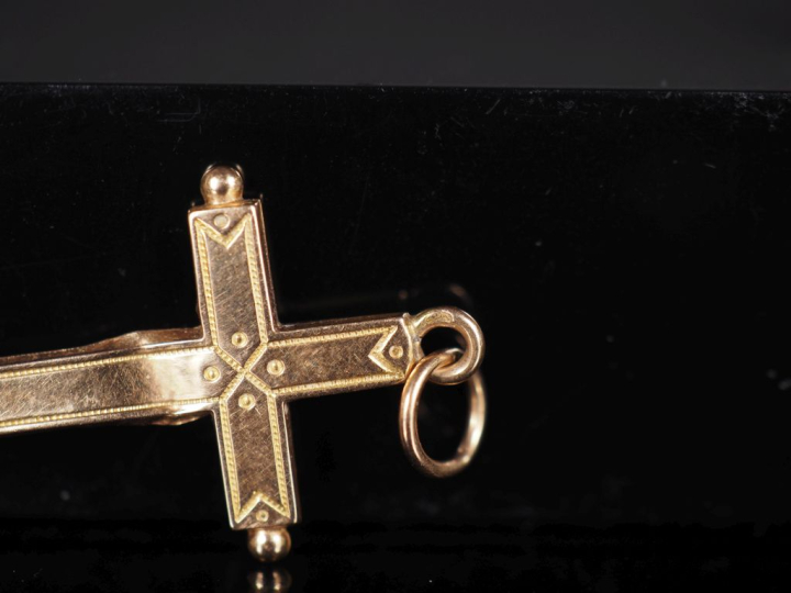 Pendentif en forme de croix en or jaune 750, à décor gravé.  2,6 x 1,8