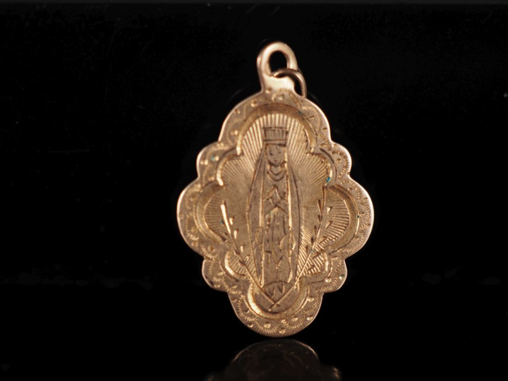 Jolie petite médaille religieuse en or jaune 750 de forme polylobée, f