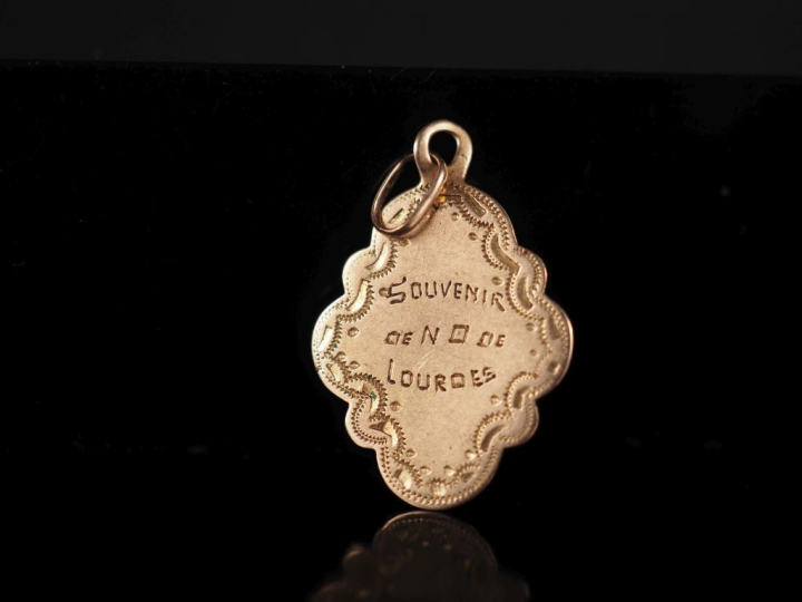 Jolie petite médaille religieuse en or jaune 750 de forme polylobée, f