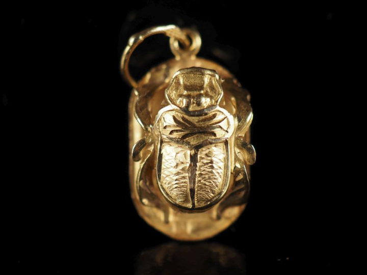 Pendentif en or jaune 750, en forme de scarabée.  1,5 x 1 cm Poids. 1,