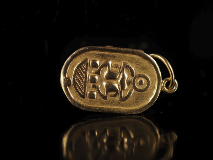 Pendentif en or jaune 750, en forme de scarabée.  1,5 x 1 cm Poids. 1,