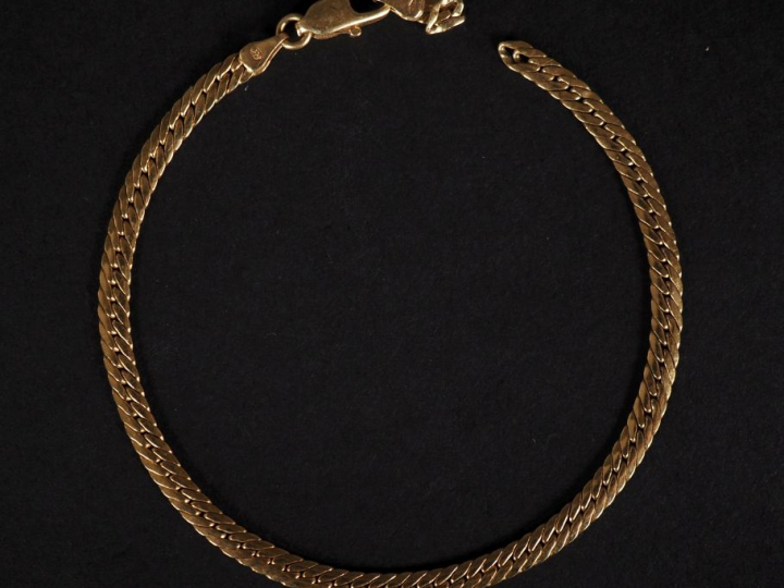 Bracelet souple en or jaune 750, maille plate gourmette.  Long. 19 cm 