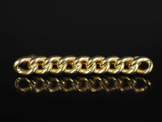 Vente aux enchères Petite broche barrette en or jaune 750, à décor d'une maille gourmette