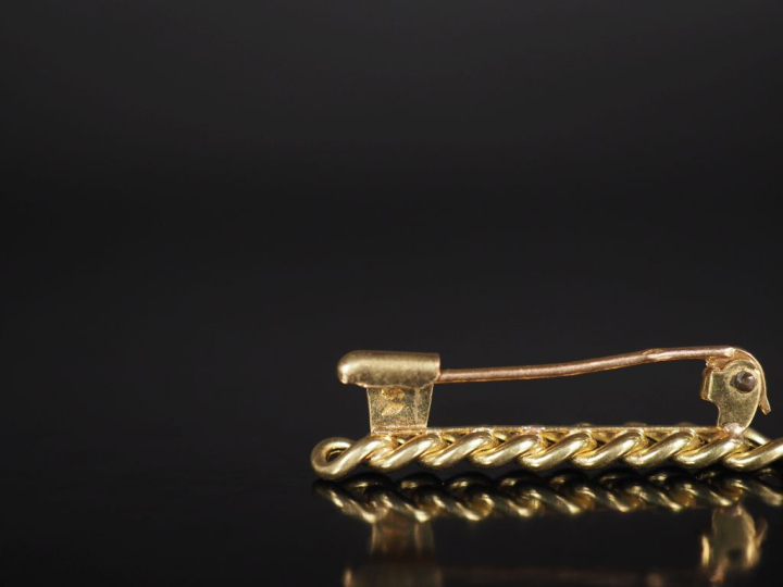 Petite broche barrette en or jaune 750, à décor d'une maille gourmette