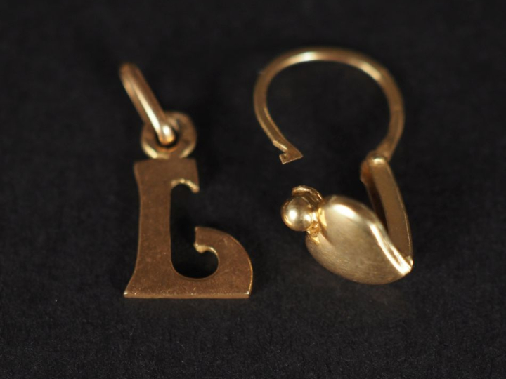 Ensemble comprenant :  - un perce oreille en or jaune 750, à décor de 