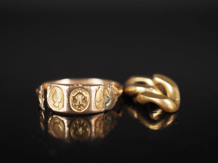 Ensemble comprenant deux maillons de gourmette et une bague en or jaun