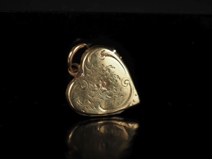 Petit pendentif porte-photo en forme de cœur en or jaune 750, à décor 