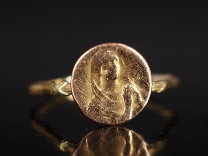 Petite bague religieuse en or jaune 585, ornée en son centre d'un méda