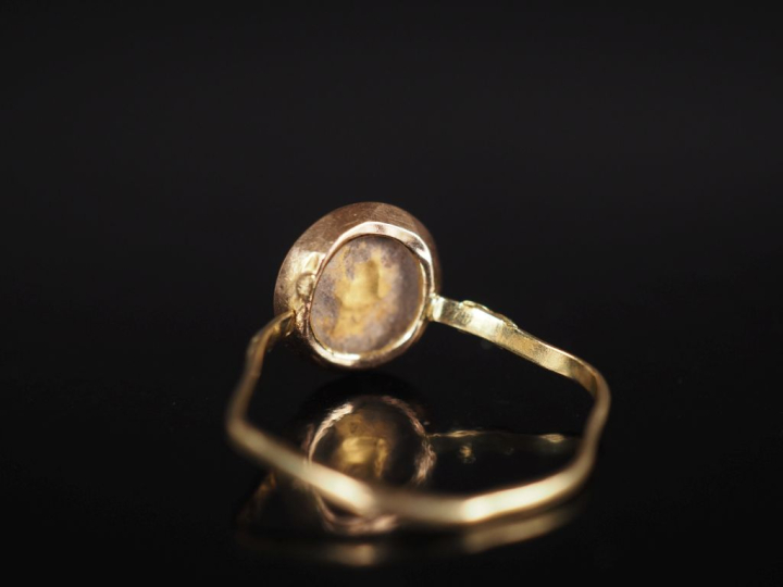 Petite bague religieuse en or jaune 585, ornée en son centre d'un méda
