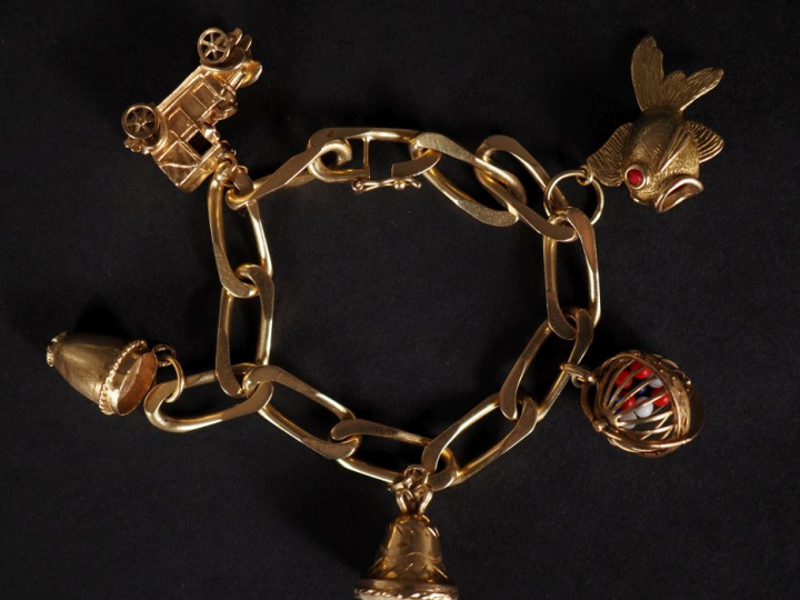 Bracelet articulé en or jaune 750, maille gourmette, agrémenté de quat