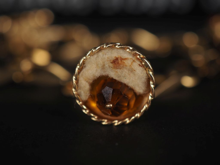Bracelet articulé en or jaune 750, maille gourmette, agrémenté de quat
