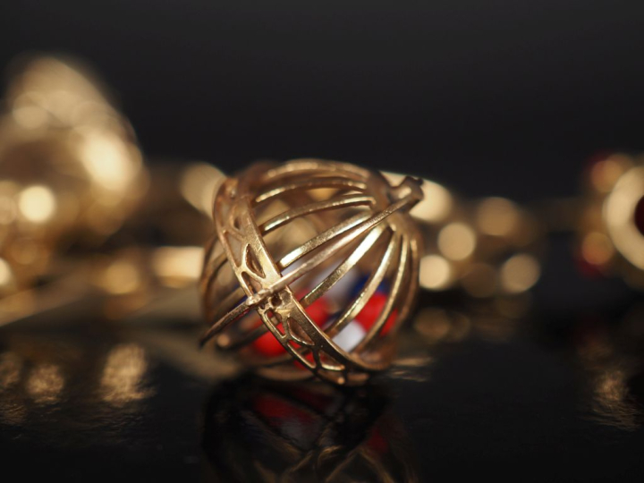 Bracelet articulé en or jaune 750, maille gourmette, agrémenté de quat