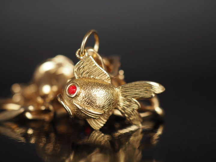 Bracelet articulé en or jaune 750, maille gourmette, agrémenté de quat