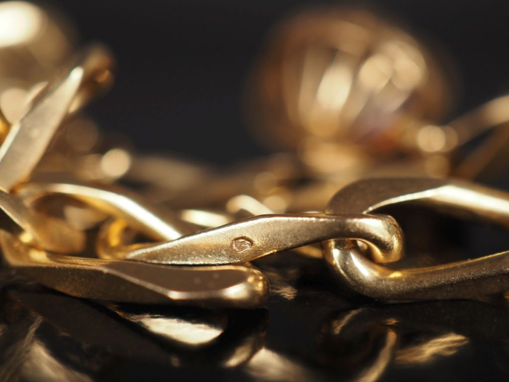 Bracelet articulé en or jaune 750, maille gourmette, agrémenté de quat