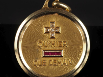 Vente aux enchères A.AUGIS Médaille en or jaune 750, marquée "+qu'hier - que demain", ser