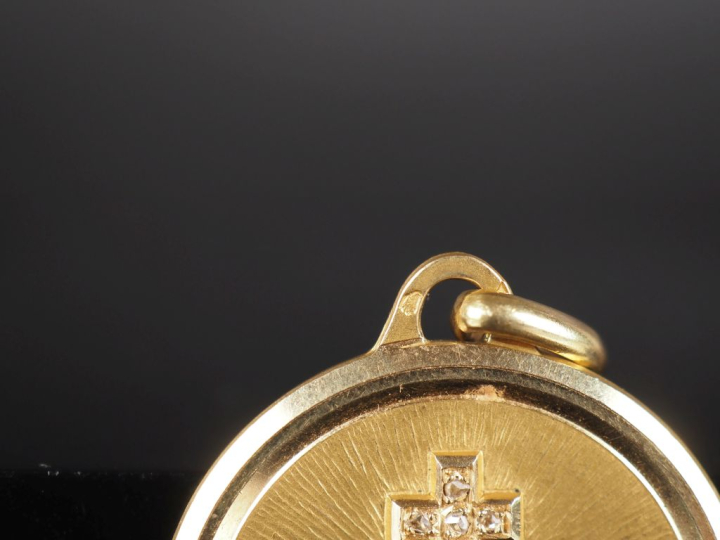 A.AUGIS Médaille en or jaune 750, marquée "+qu'hier - que demain", ser