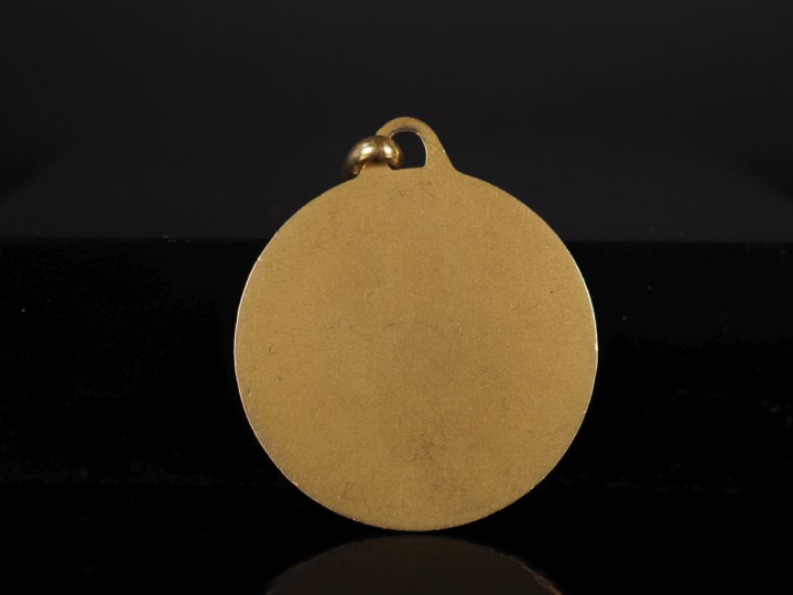 A.AUGIS Médaille en or jaune 750, marquée "+qu'hier - que demain", ser