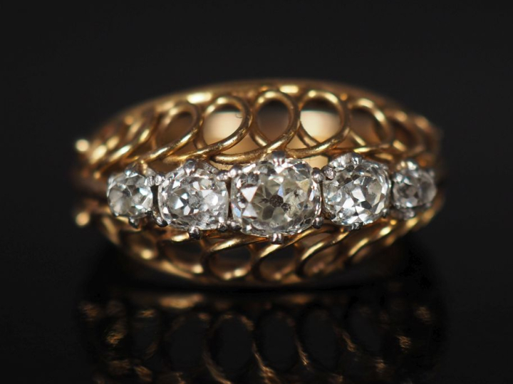 Bague pont de style 1940 en or jaune 750 et platine, à décor ajouré d'