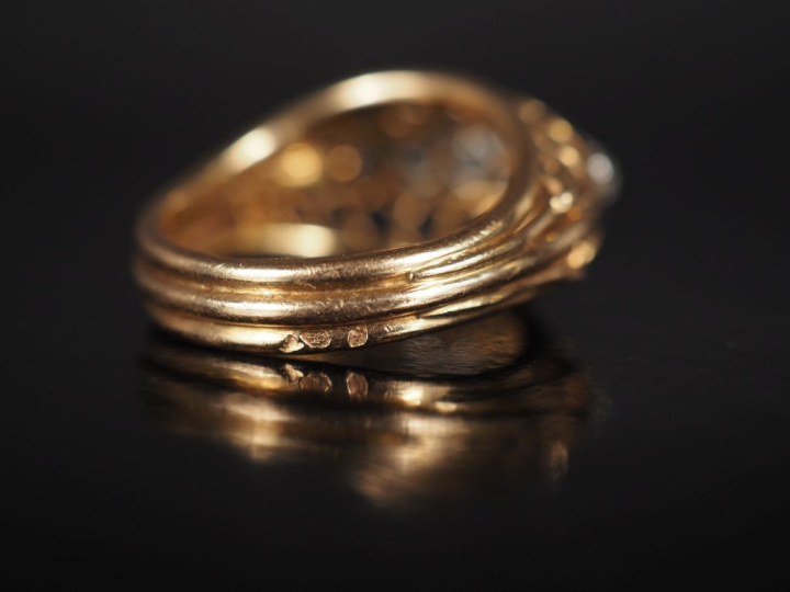 Bague pont de style 1940 en or jaune 750 et platine, à décor ajouré d'