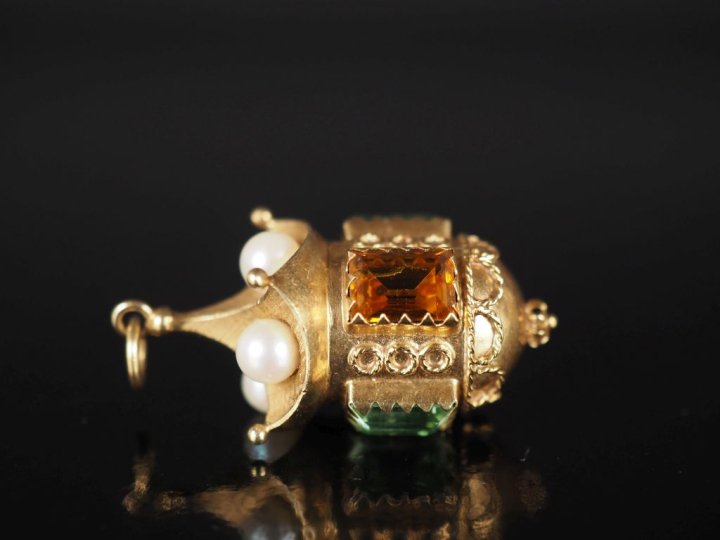 Pendentif en or jaune 750 en forme de lanterne, sertie de pierres de c