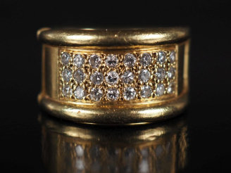 Vente aux enchères Importante bague bandeau à charnière en or jaune 750, sertie d'un pava