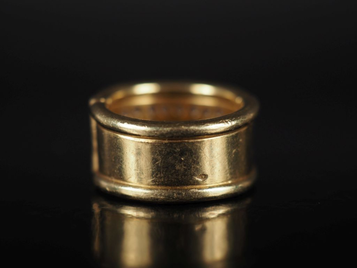 Importante bague bandeau à charnière en or jaune 750, sertie d'un pava