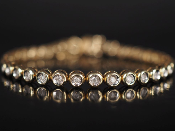 Bracelet souple en or jaune 750, orné d'une ligne de trente-huit petit