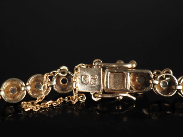 Bracelet souple en or jaune 750, orné d'une ligne de trente-huit petit
