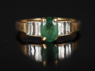 Vente aux enchères Bague de style Art déco en or jaune 750, sertie en son centre d'une ém
