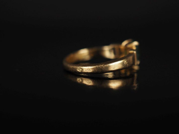 Bague de style Art déco en or jaune 750, sertie en son centre d'une ém