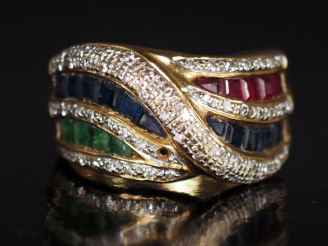 Vente aux enchères Bague de forme mouvementée en or jaune 750, sertie de saphirs, rubis e
