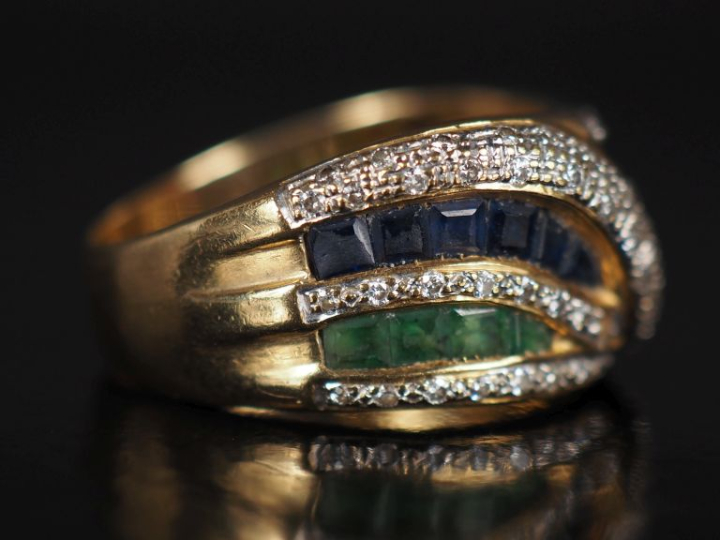 Bague de forme mouvementée en or jaune 750, sertie de saphirs, rubis e