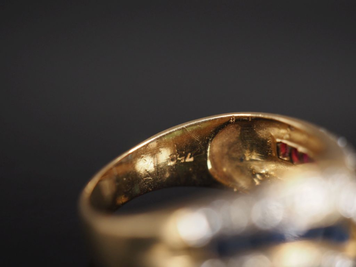 Bague de forme mouvementée en or jaune 750, sertie de saphirs, rubis e