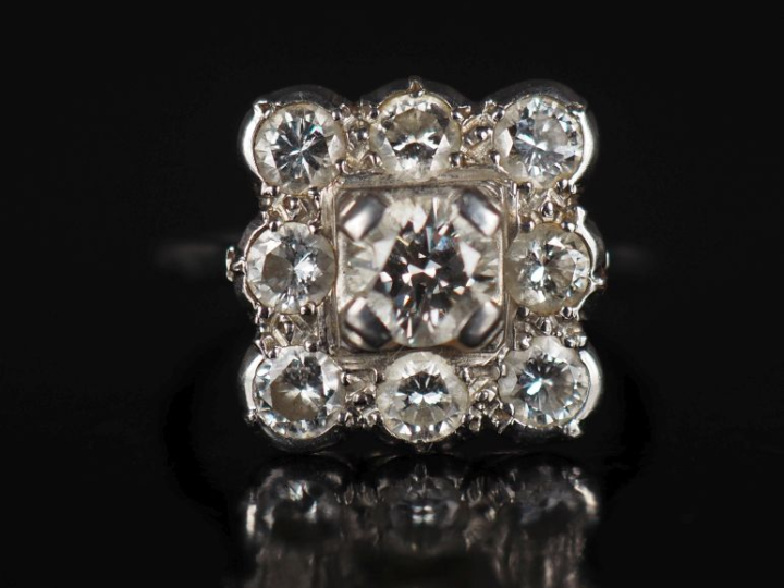 Bague à section carrée en platine, poinçon tête de chien, sertie en so