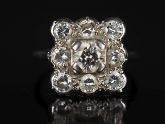 Vente aux enchères Bague à section carrée en platine, poinçon tête de chien, sertie en so