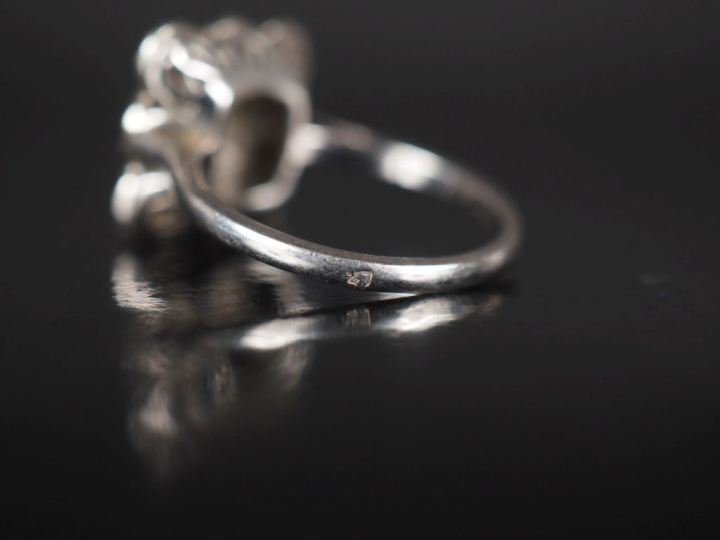 Bague à section carrée en platine, poinçon tête de chien, sertie en so
