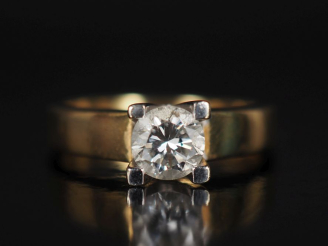 Vente aux enchères Bague de forme solitaire en or jaune 750, sertie en son centre d'un di